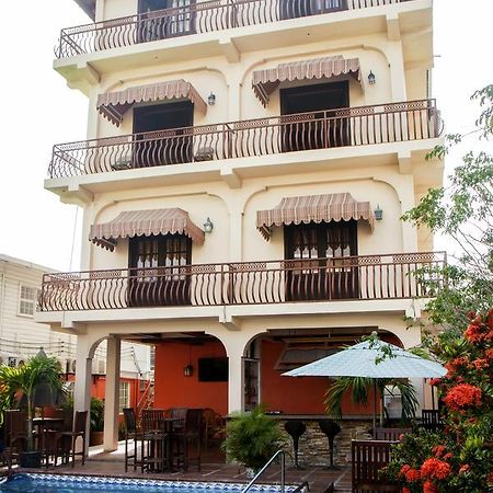 Windjammer International Cuisine & Comfort Inn จอร์จทาวน์ ภายนอก รูปภาพ