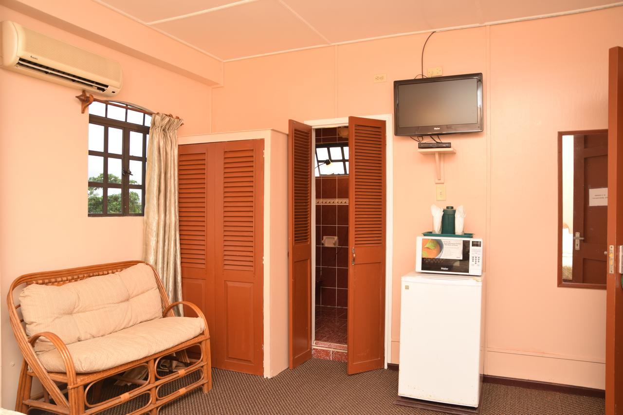 Windjammer International Cuisine & Comfort Inn จอร์จทาวน์ ภายนอก รูปภาพ