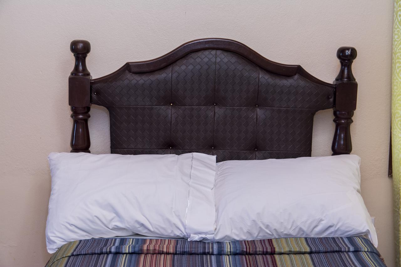 Windjammer International Cuisine & Comfort Inn จอร์จทาวน์ ภายนอก รูปภาพ