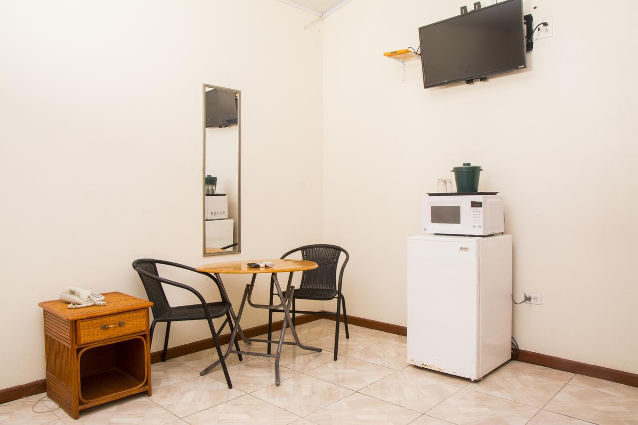 Windjammer International Cuisine & Comfort Inn จอร์จทาวน์ ภายนอก รูปภาพ