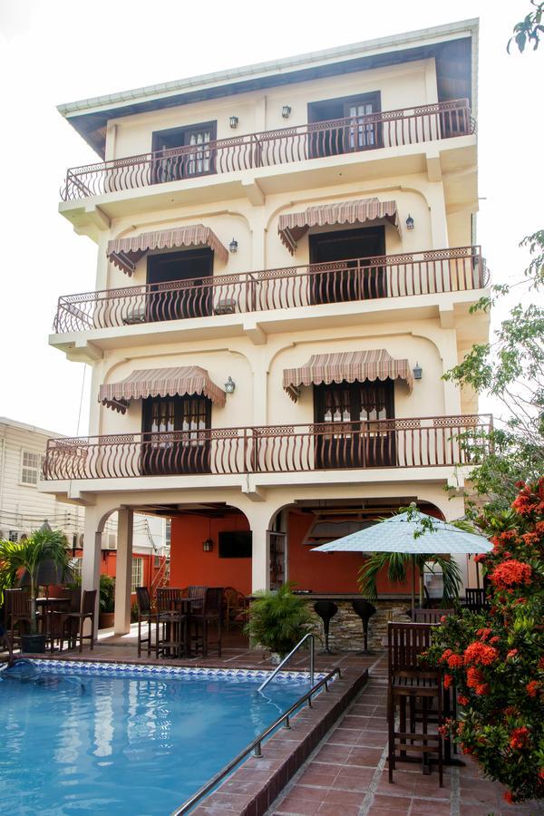 Windjammer International Cuisine & Comfort Inn จอร์จทาวน์ ภายนอก รูปภาพ