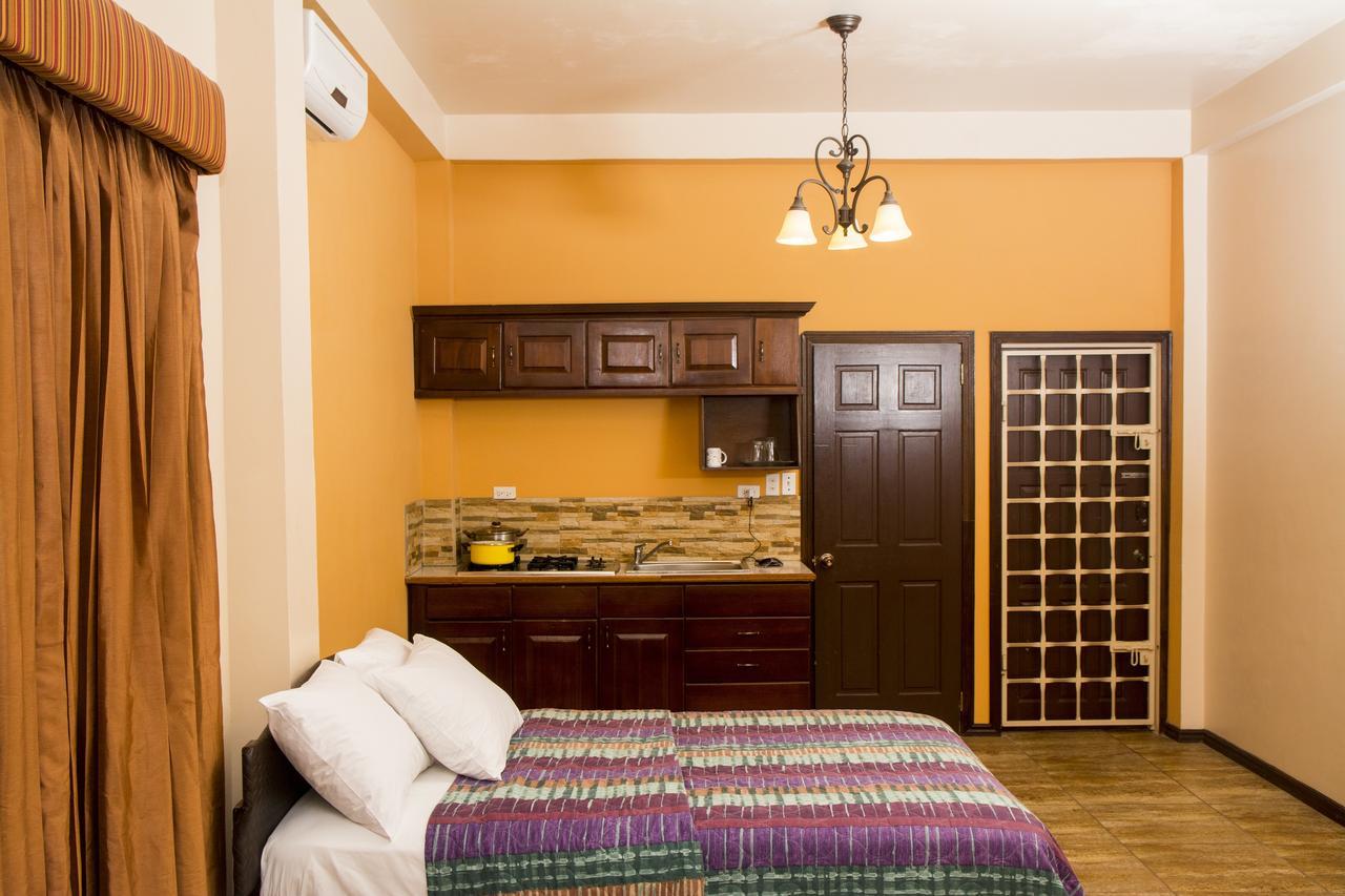 Windjammer International Cuisine & Comfort Inn จอร์จทาวน์ ภายนอก รูปภาพ