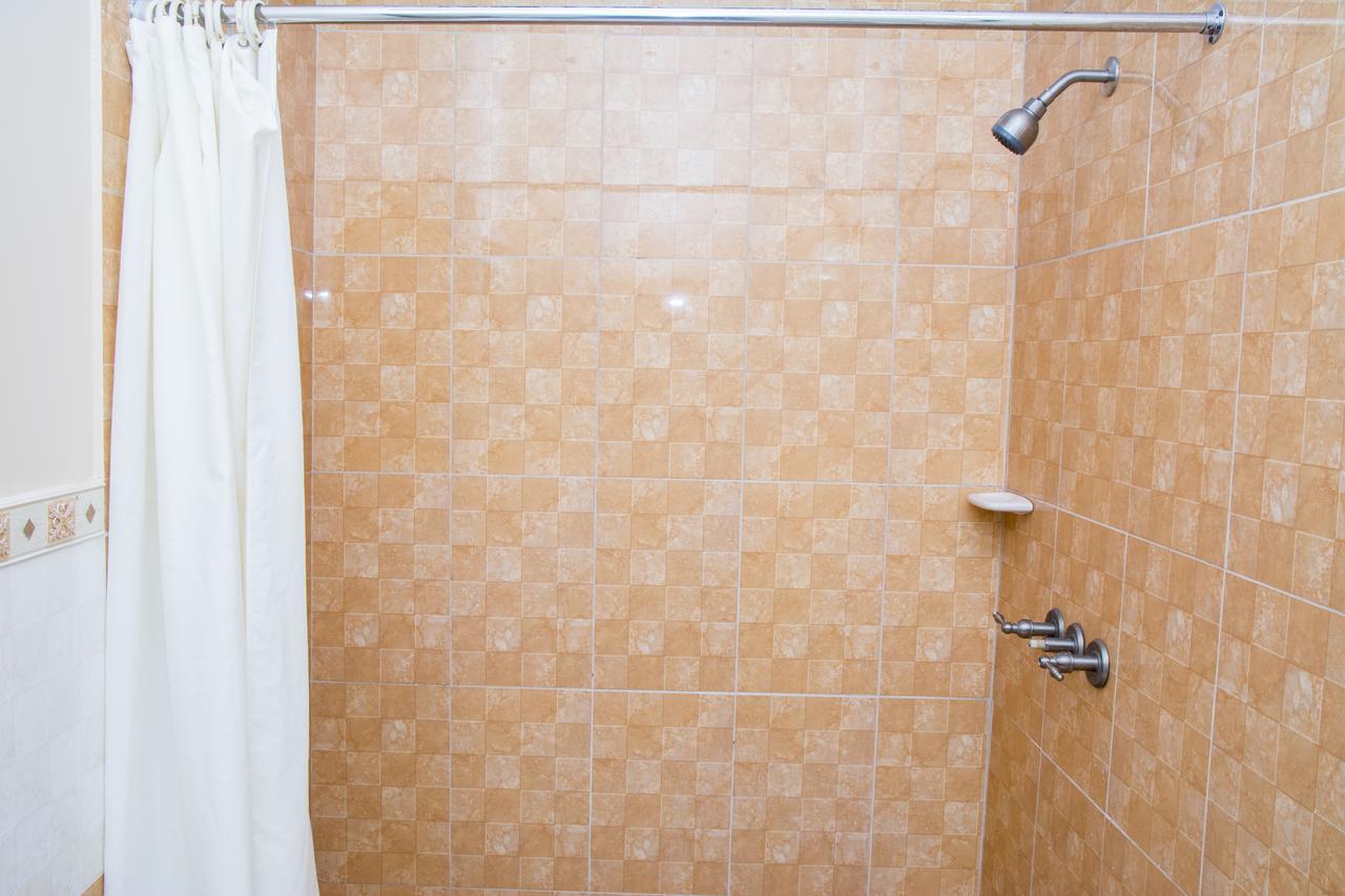 Windjammer International Cuisine & Comfort Inn จอร์จทาวน์ ภายนอก รูปภาพ
