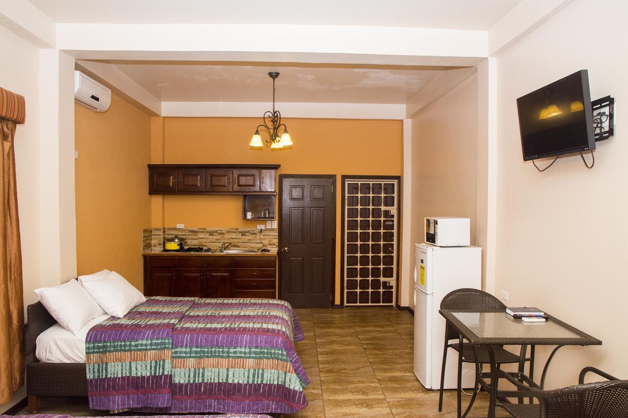 Windjammer International Cuisine & Comfort Inn จอร์จทาวน์ ภายนอก รูปภาพ