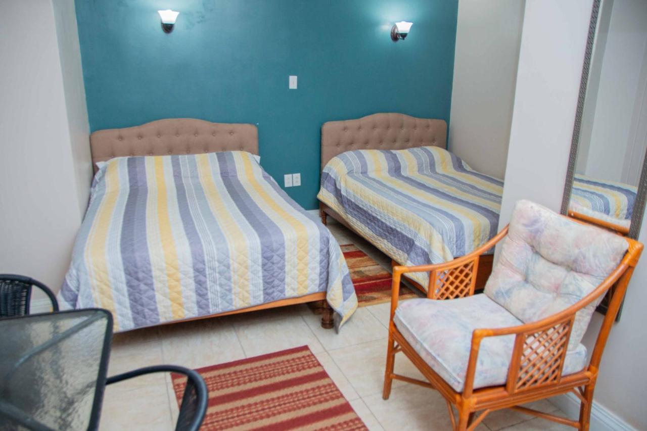 Windjammer International Cuisine & Comfort Inn จอร์จทาวน์ ภายนอก รูปภาพ